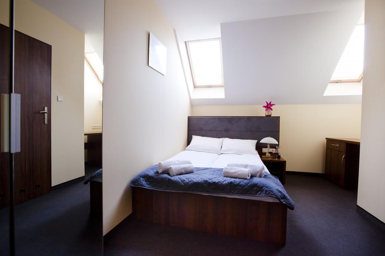 Large Single Room,609229536:JPEG